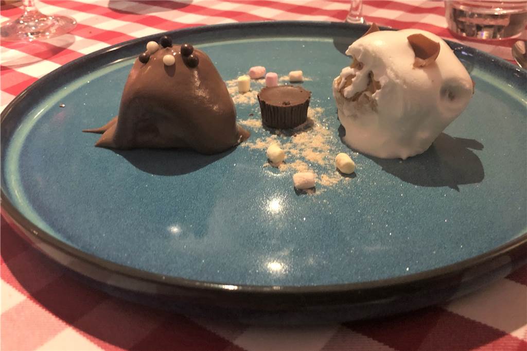 Menükarussell in der Trattoria Puglia: Vier Gänge und ein Geschlechterkampf Die Nachspeise: Duett di Profiterol mit weißer und dunkler Schokolade.