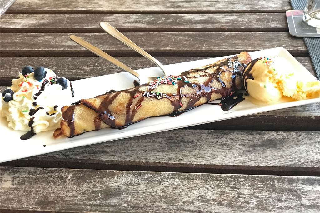 Warum das Brauhaus Rütershoff seinem Namen mehr als gerecht wird Die Nachspeise: Ein Crepe mit Schokosoße, dazu ein Vanilleeis und ein Schlag Sahne mit Blaubeeren.