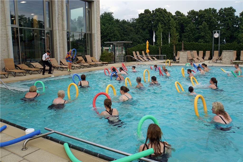 Solebad Werne: Hippies schwitzen beim Peace and Love-Aufguss Wassergymnastik im Solebad Werne.