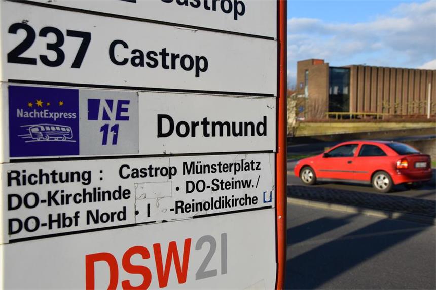 Exhibitionist macht Nachtfahrt zum Horrortrip Die Nachtexpresshaltestelle am Europaplatz gegenüber vom Rathaus.
