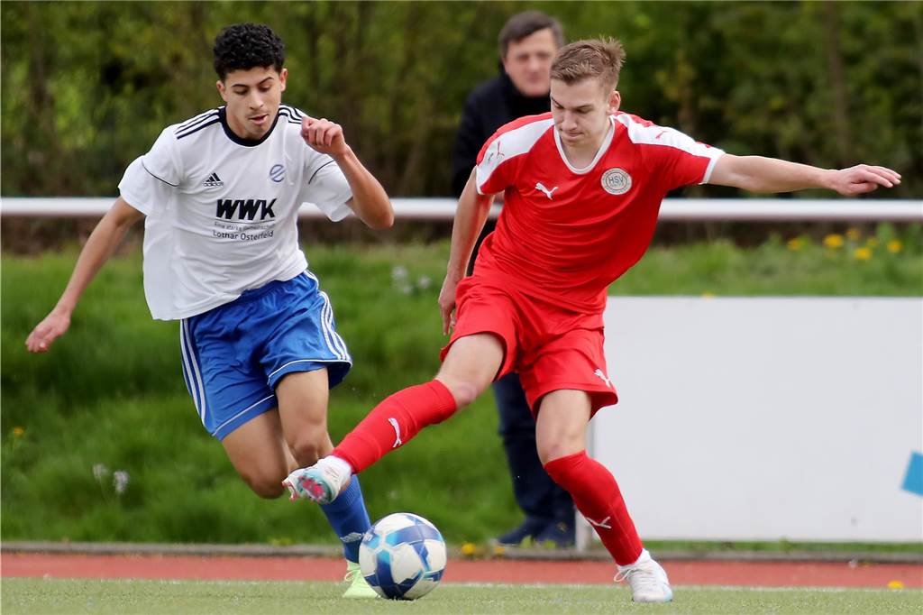Die Nachwuchsabteilungen des TSC Eintracht (weißes Trikot) und des Hombrucher SV - hier das Duell der beiden A-Jugenden - gelten neben Borussia Dortmund als die besten der Stadt.
