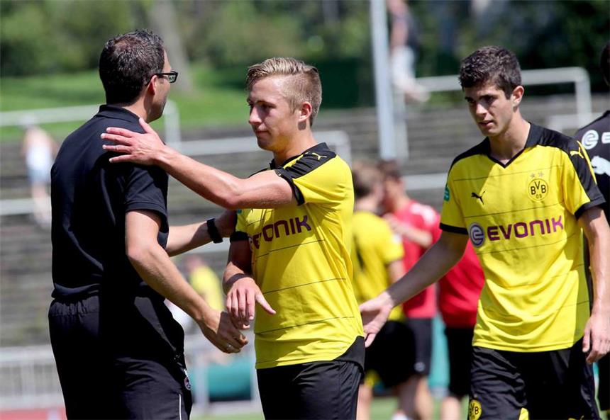 Die Nachwuchstalente Felix Passlack (M.) und Christian Pulisic rücken fest in den Profikader von Borussia Dortmund auf.