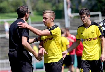 Die Nachwuchstalente Felix Passlack (M.) und Christian Pulisic rücken fest in den Profikader von Borussia Dortmund auf.