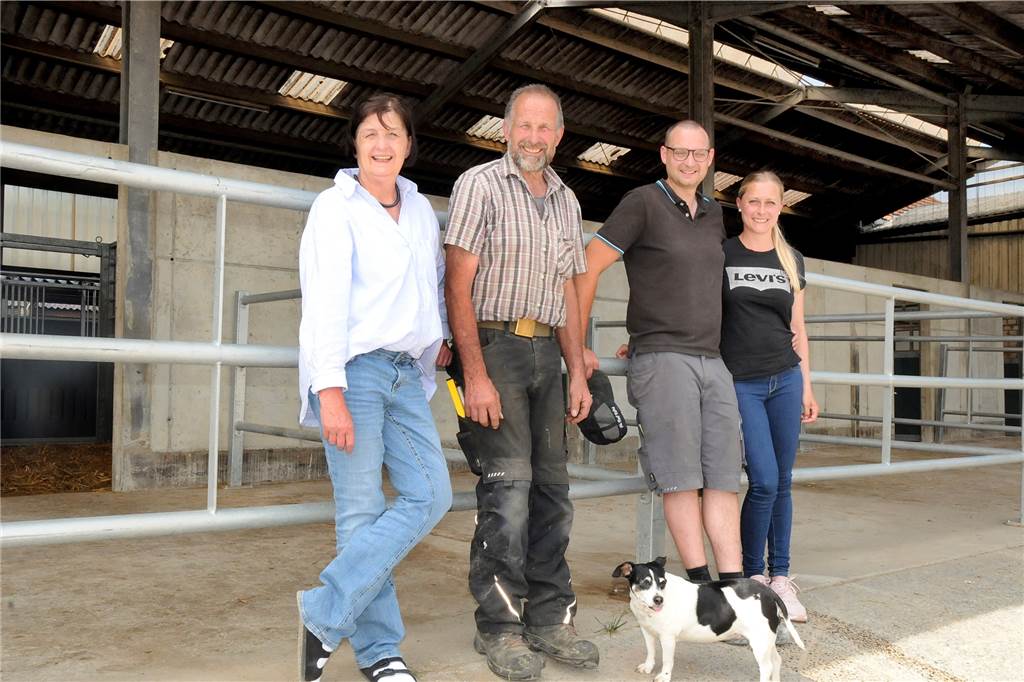 Die nächste Familiengeneration führt den Hof in Rheinen weiter (v.l.): Doris und Helmut Mikus haben den Betrieb an Sohn Sören Mikus und seine Frau Laura Mikus übergeben, die ihn für ein neues Konzept umstrukturieren.