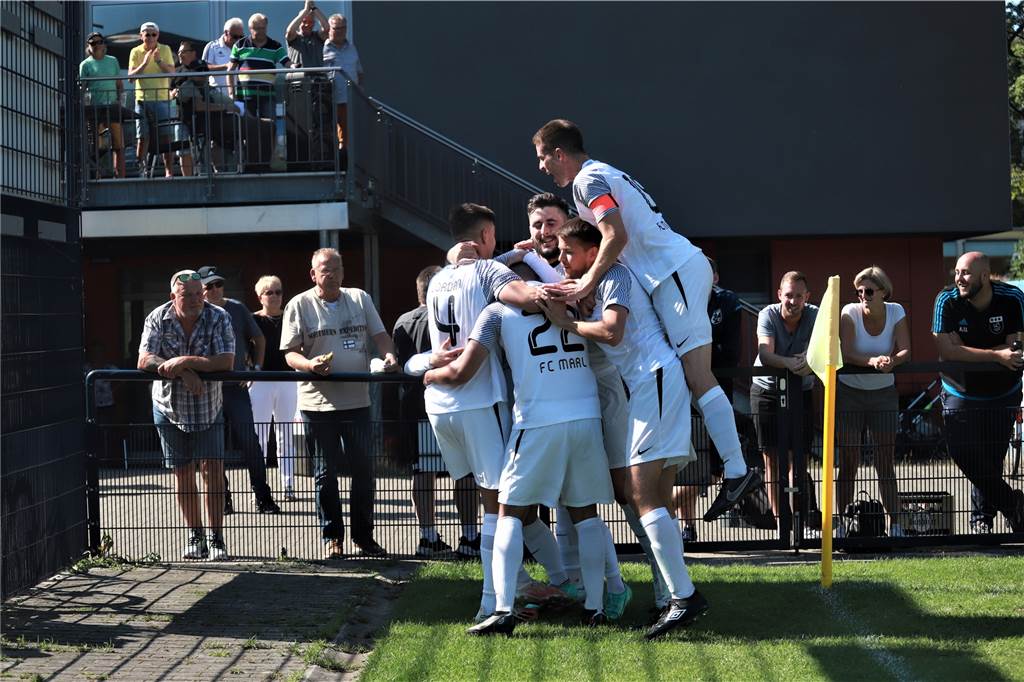 Erst am Ende wackelt der Außenseiter - FC Marl schlägt Rot-Weiß Deuten Die nächste Feier beim FC Marl nimmt ihren Lauf: Zwei Wochen nach der Marler Stadtmeisterschaft feiert der Bezirksligist nun einen überraschenden Erfolg im Kreispokal.