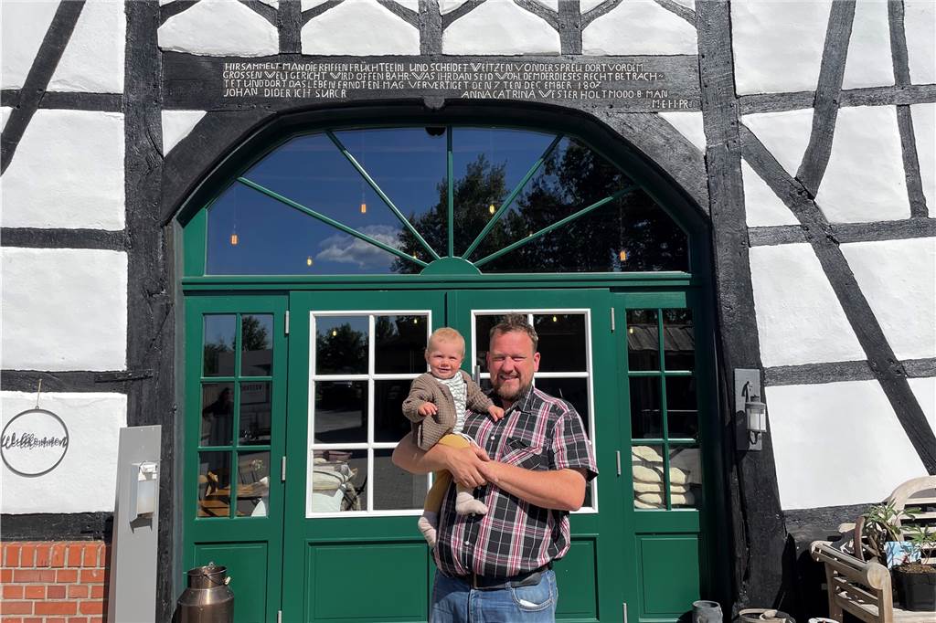 Die nächste Generation: Fred und sein Vater Jan Menken vor dem Eingang des neuen Scheunencafés.