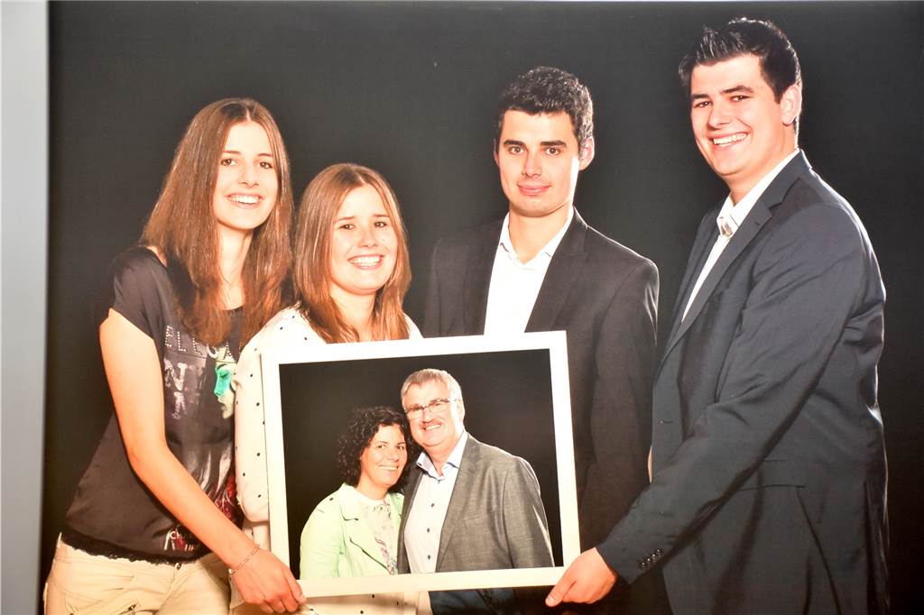 Unternehmer des Jahres: Ottensteiner Josef Terhalle ausgezeichnet Die nächste Generation Terhalle soll den Betrieb einmal übernehmen: (v.l.) Ida (22), Thekla (29), Armin (26) und Justus (28) sollen sich das aber selbst erarbeiten, sagt Josef Terhalle (63). Einzig seine Frau Anne (54) hat gar nichts mit dem Unternehmen zu tun. Sie habe ihm aber über alle Jahre den Rücken frei gehalten.