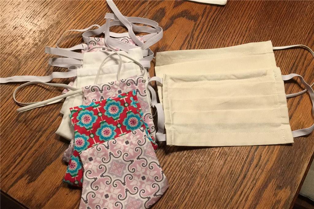 Schicksalshelfer haben schon mehr als 3000 Mundschutze genäht Die Näherinnen der Schicksalshelfer nähen zwei verschiedene Masken-Varianten. Insgesamt sind schon mehr als 3000 Mundschutz-Masken zusammengekommen.