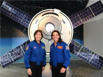 Die NASA-Astronautinnen Ellen Ochoa (L) und Nicole Mann in Bremen bei Airbus vor einem Modell der Raumfähre Orion. Foto: Carmen Jaspersen