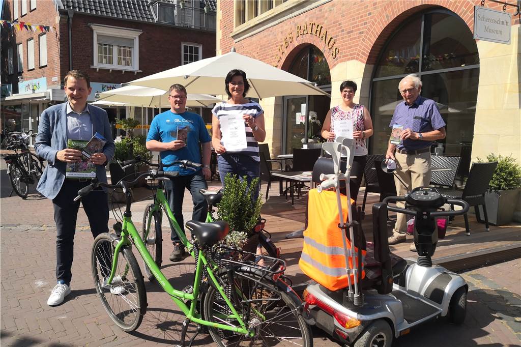 Endlich wieder mobil: Selbsttest auf der Naturtour mit Spezial-Fahrrad Die Naturtour zwei wurde nach "Reisen für alle" zertifiziert, ebenso wie das Café Altes Rathaus, das neu dazugekommen ist. Darüber freuen sich (v.l.) Tom Tenostendarp, Martin Terbrack, Karin Otto, Martina Laurich und Hermann Pennekamp.