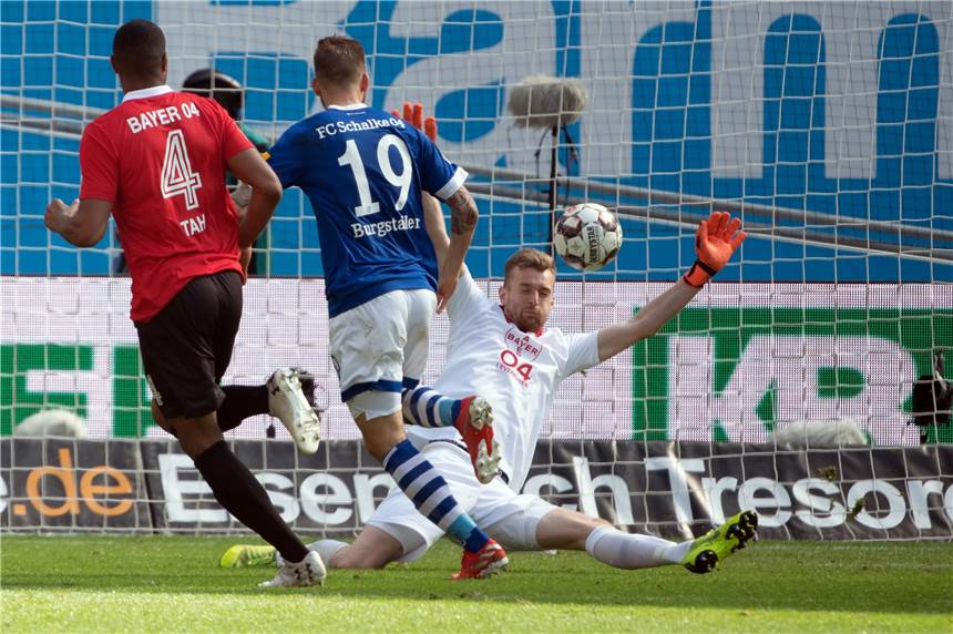 Drei Video-Aufreger beim Schalker Spiel in Leverkusen Die Nerven behält hier Guido Burgstaller und trifft zum 1:1 für Schalke 04.