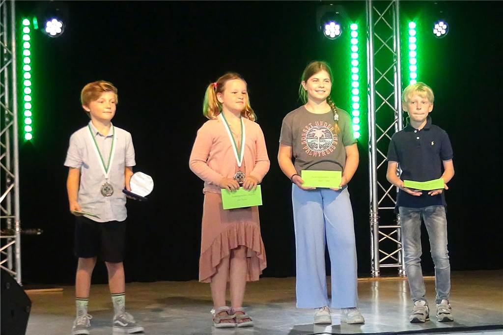 Weltkindertag: Kunterbuntes Programm am Treffpunkt Altstadt Die neu gekürten Kinderbürgermeister Jonathan Haltermann und Lotta Richter und ihre beiden Vorgänger, Sophie Lackner und Otto Icking