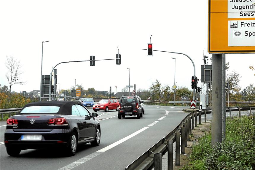 Die neue Ampel erleichtert das Abbiegen, sorgt aber auch zeitweise für lange Rückstaus.