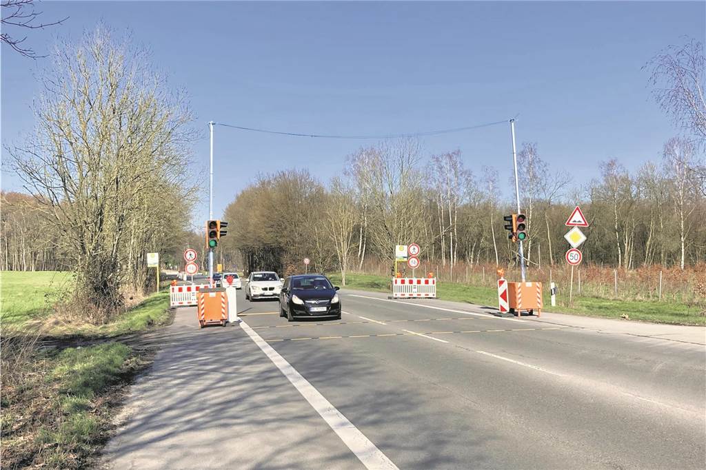 Münsterstraße: Radfahrer müssen komplizierten Umweg bewältigen Die Ampelanlage vor dem gesperrten Fuß- und Radweg an der Münsterstraße.