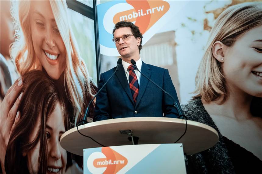 Die neue App mobil.nrw soll helfen, den öffentlichen Nahverkehr attraktiver zu machen. NRW-Verkehrsminister Hendrik Wüst (CDU) präsentierte die APp am mOntag (2.12.) Hauptbahnhof Düsseldorf.