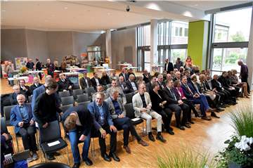Die neue Aula der Profilschule wurde offiziell eingeweiht. Nicht nur für den Schulbetrieb, sondern auch für Veranstaltungen der Gemeinde sollen die neuen Räume genutzt werden.