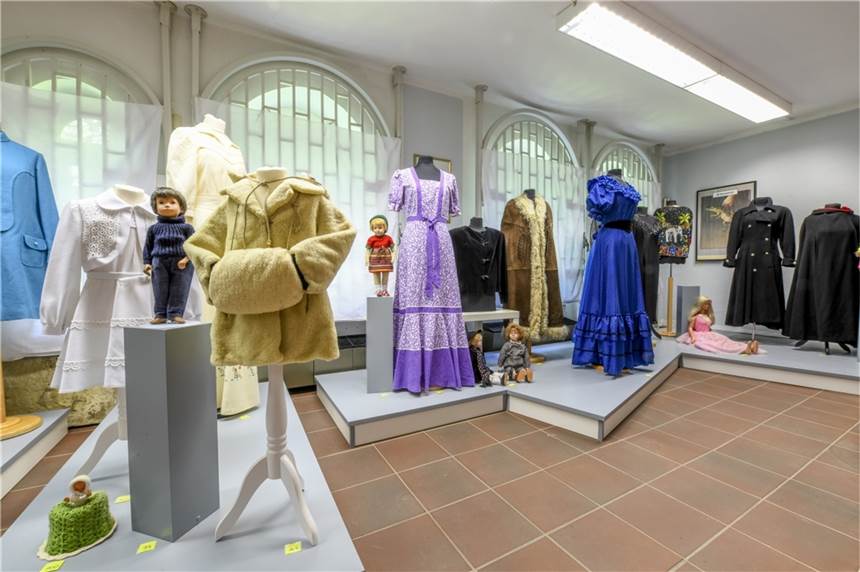 Großes Interesse: Stadt Lünen bietet öffentliche Führung durchs Museum an Die neue Ausstellung besteht aus rund 200 Exponaten und blickt auf die Entwicklung von Kleidung und Mode in der Zeit zwischen 1820 bis 2020.
