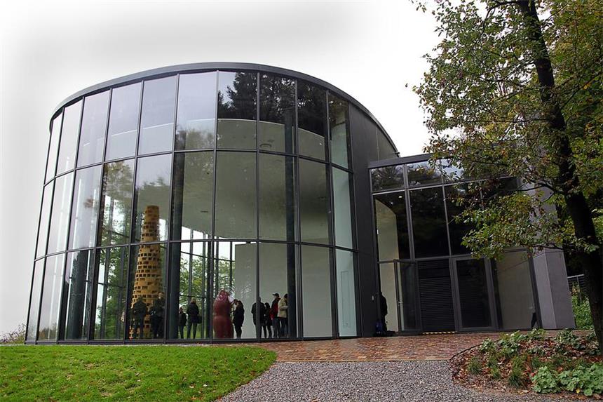 Dritte Ausstellungshalle für Skulpturenpark Wuppertal Die neue Ausstellungshalle wird dank der großen Glasfront mit viel Tageslicht durchflutet.