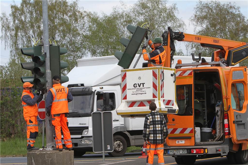 B236-Ausbau ist gestartet: Gesperrte Straßen und die ersten Staus Die neue Baustellenampel kann verkehrsabhängig gesteuert werden. Sie steht auf einem kleinen Betonfuß.