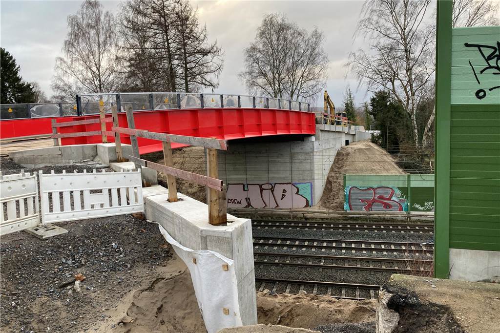 Die neue Brücke am Kirschbaumsweg ist bereits da. Bis ungefähr Ende März sollen die Arbeiten rund um das Großprojekt komplett abgeschlossen sein.