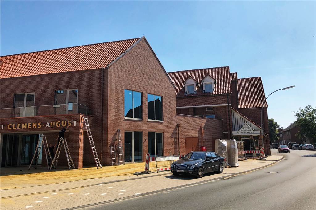 Hotel Clemens-August eröffnet Bierlounge, ist aber ab sofort ein Nichtraucher-Hotel Die neue Busspur soll für Entlastung an der Burgstraße sorgen.