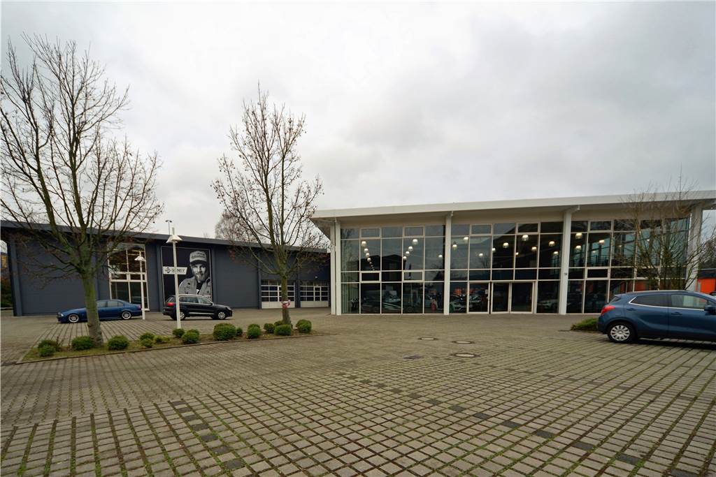 Die neue Firma von Sidney Hoffmann. Noch ist der Parkplatz weitestgehend leer.