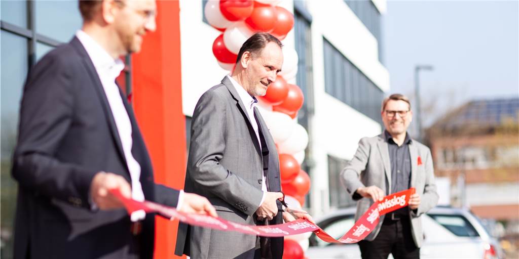 Firma aus Dortmund entwickelt den „Supermarkt der Zukunft“ Die neue Firmenzentrale der Swisslog GmbH an der Ezzestraße in Dortmund wurde jetzt offiziell eröffnet. Das Foto zeigt die Geschäftsführer der Spezialfirma für Automatisierungsprozesse (v.l.): Jens Schmale, Gerd Jennissen und Heinz Ennen.