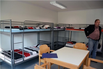Die neue Flüchtlingsunterkunft an der Industriestraße wird sich langsamer füllen als erwartet. Wohnräume, Sanitäreinrichtungen, Betreuungsräume und Verpflegung sind dort in Containern untergebracht.