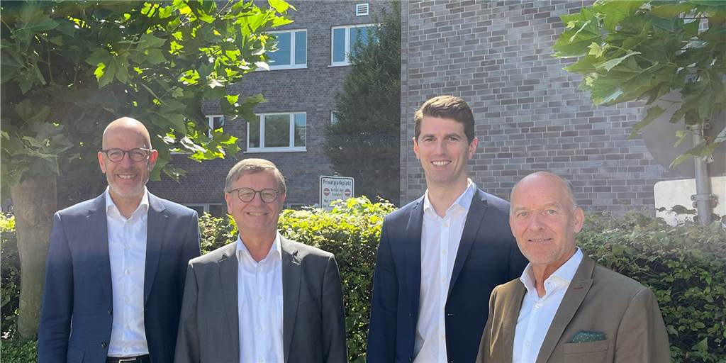 Vom Azubi zum Geschäftsführer: Wechsel im Chefsessel der WBG Lünen Die neue Führungsetage der WBG: Dr. Felix Prinz (Aufsichtsratsvorsitzender), Heinrich Moch (nebenamtlicher Vorstand), Jan Hische (noch Prokurist, ab Februar 2023 Geschäftsführer) und Rainer Heubrock (noch Geschäftsführer, ab Februar 2023 nebenamtlicher Vorstand).