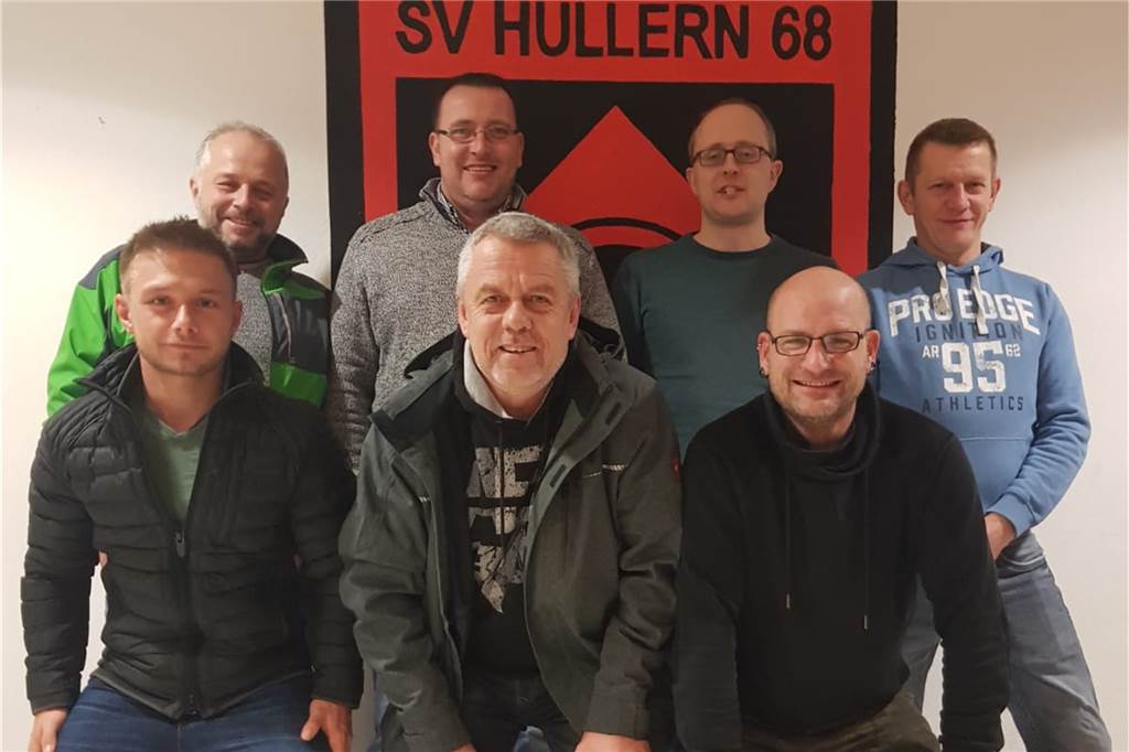 Alles neu beim SV Hullern: Nach 15 Abmeldungen hat Trainer Kara über 40 Spieler im Kader Die neue Fußball-Abteilung des SV Hullern: Frank Meyer (Beisitzer/o.v.l.), Sven Kroner (Abteilungsleiter), Georg Bücker (Kassierer), Frank Lendermann (Geschäftsführer) sowie (u.v.l.) Chris Meyer, Jörg Bresser, Carsten Schwerin (alle Beisitzer). Es fehlt: Michael Niehues (Beisitzer).