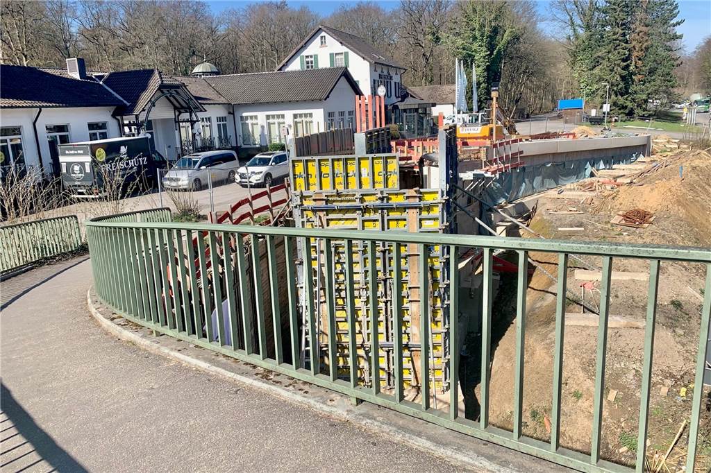 B236-Ausbau: Wichtige Verbindungsstraße wird am 1. April geöffnet – aber die Umleitung bleibt Die neue Fußgängerbrücke am Freischütz soll noch im 2. Quartal 2021 fertiggestellt werden.