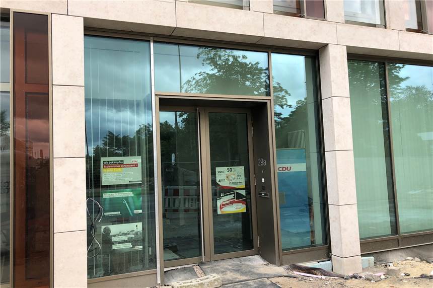 Zweite Attacke auf CDU-Büro in Dortmund - Polizei sucht Zeugen Die neue Geschäftsstelle der CDU am Sonntagnachmittag (28.6.). Mittlerweile ist hier ein Fensterscheibe durch einen Pflasterstein beschädigt.