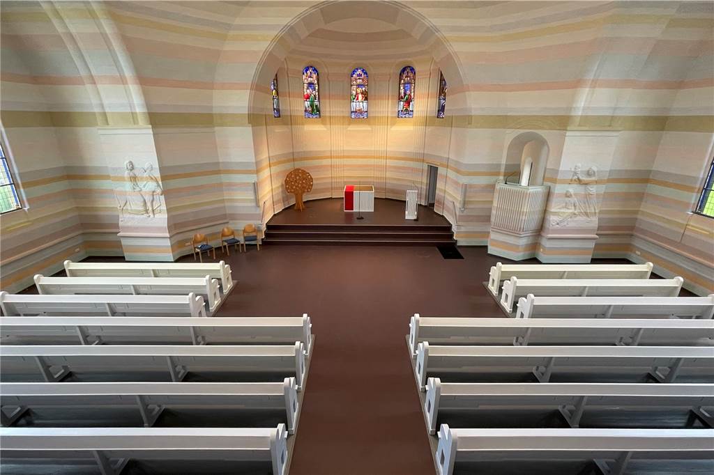 Christuskirche in Horstmar öffnet: „Es ist eine neue Kirche geworden“ Die neue Gestaltung der Kirche setzt auf helle Farben. Die ursprünglich braun lasierten Bänke sind nun weiß.