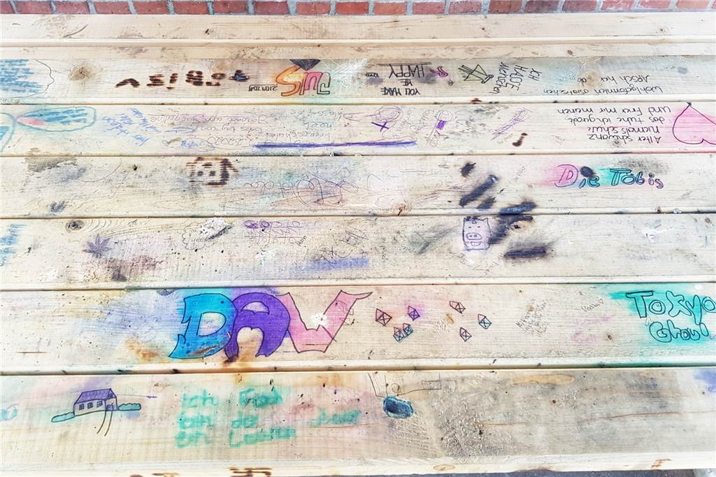 Verwüstungen in der Stiege: Jetzt präsentiert die Polizei die Ermittlungsergebnisse Die neue Holztischplatte am Unterstand war bereits wenige Tage später wieder zugeschmiert. Und es wird stetig mehr.