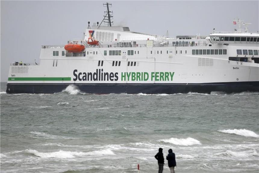 Reederei Scandlines für 1,7 Milliarden Euro verkauft Die neue Hybrid-Fähre der Reederei Scandlines „Berlin“ läuft aus dem dänischen Gedser kommend in den Seehafen Rostock ein. Foto: Bernd Wüstneck