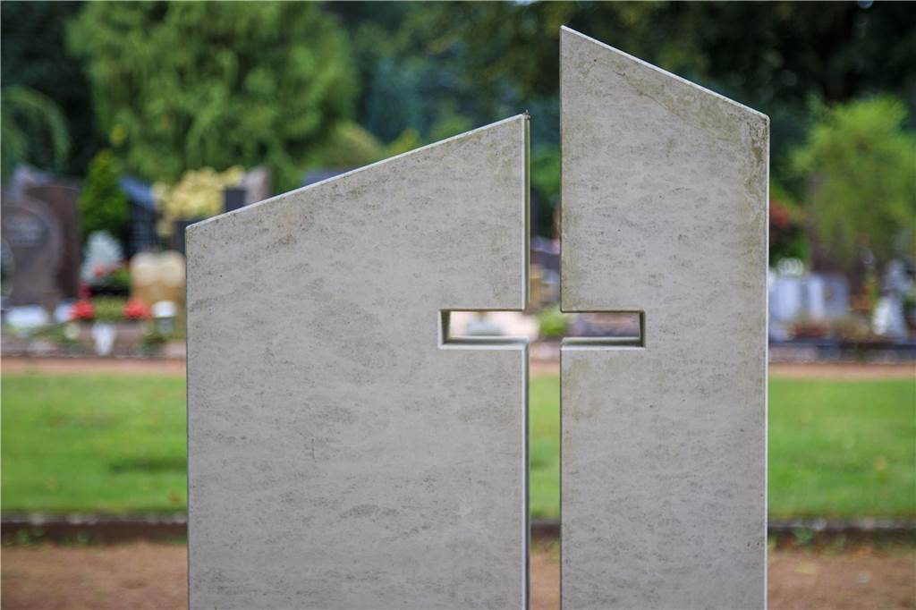 ein Grabstein mit einem Kreuz