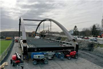 Die neue Kanalbrücke an der Gahmener Straße nimmt Formen an. Bald wird das Bauwerk zusammengeschweißt.