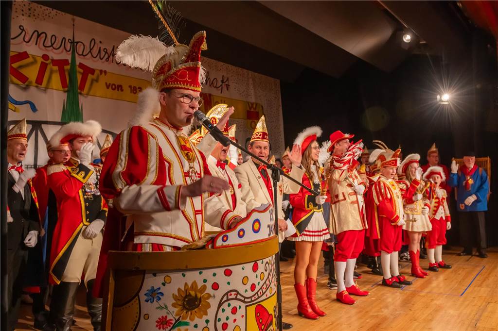 Die neue Karnevalssession in Olfen hat am 11.11. begonnen. Die KG Kitt hat ihr neues Dreigestirn mit Prinz Matthias Kortenbusch, Johann Matthias Geißler und Funkenmariechen Pia Wensing vorgestellt.