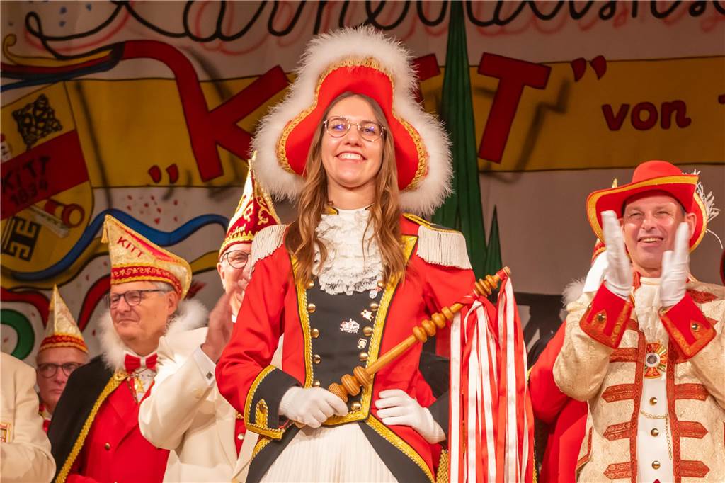 Die neue Karnevalssession in Olfen hat am 11.11. begonnen. Die KG Kitt hat ihr neues Dreigestirn mit Prinz Matthias Kortenbusch, Johann Matthias Geißler und Funkenmariechen Pia Wensing vorgestellt.