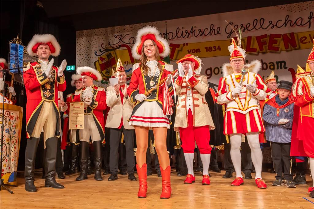 Die neue Karnevalssession in Olfen hat am 11.11. begonnen. Die KG Kitt hat ihr neues Dreigestirn mit Prinz Matthias Kortenbusch, Johann Matthias Geißler und Funkenmariechen Pia Wensing vorgestellt.