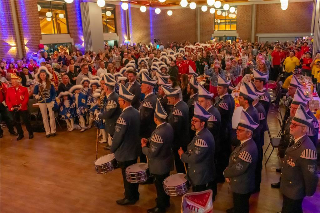 Die neue Karnevalssession in Olfen hat am 11.11. begonnen. Die KG Kitt hat ihr neues Dreigestirn mit Prinz Matthias Kortenbusch, Johann Matthias Geißler und Funkenmariechen Pia Wensing vorgestellt.
