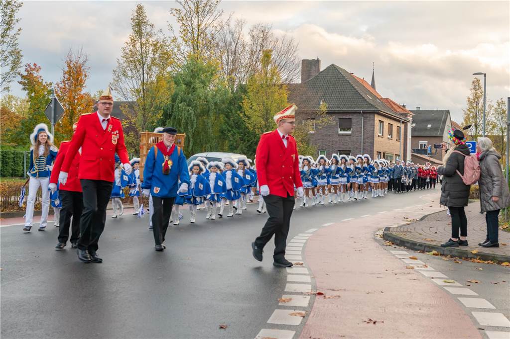 Die neue Karnevalssession in Olfen hat am 11.11. begonnen. Die KG Kitt hat ihr neues Dreigestirn mit Prinz Matthias Kortenbusch, Johann Matthias Geißler und Funkenmariechen Pia Wensing vorgestellt.