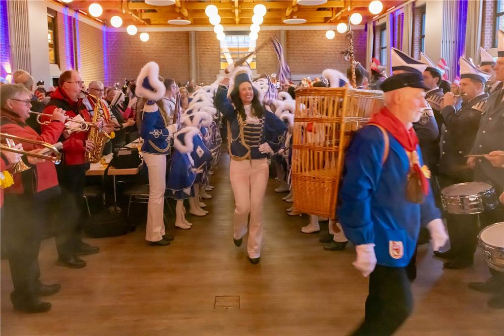 Die neue Karnevalssession in Olfen hat am 11.11. begonnen. Die KG Kitt hat ihr neues Dreigestirn mit Prinz Matthias Kortenbusch, Johann Matthias Geißler und Funkenmariechen Pia Wensing vorgestellt.