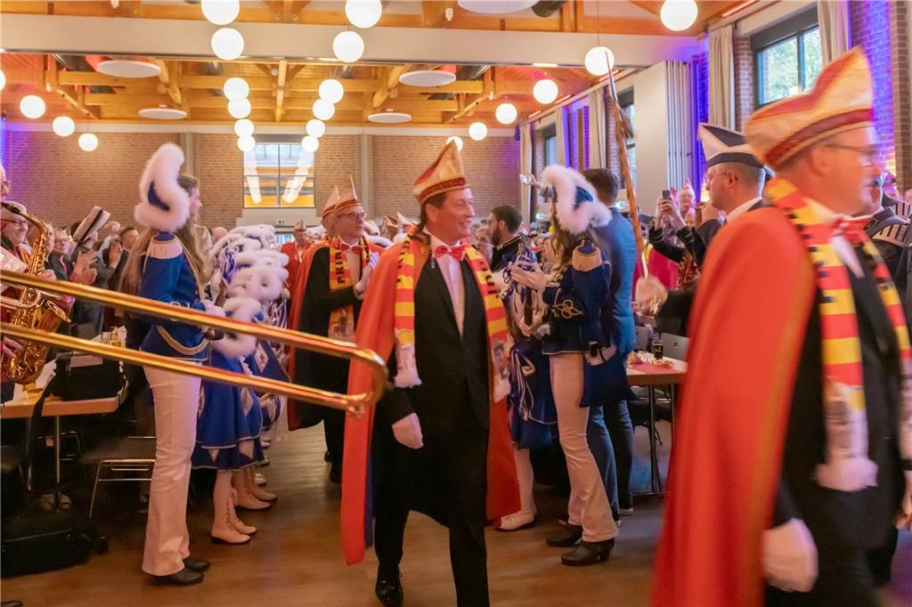 Die neue Karnevalssession in Olfen hat am 11.11. begonnen. Die KG Kitt hat ihr neues Dreigestirn mit Prinz Matthias Kortenbusch, Johann Matthias Geißler und Funkenmariechen Pia Wensing vorgestellt.