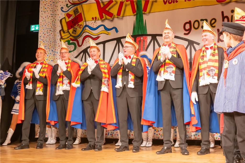 Die neue Karnevalssession in Olfen hat am 11.11. begonnen. Die KG Kitt hat ihr neues Dreigestirn mit Prinz Matthias Kortenbusch, Johann Matthias Geißler und Funkenmariechen Pia Wensing vorgestellt.