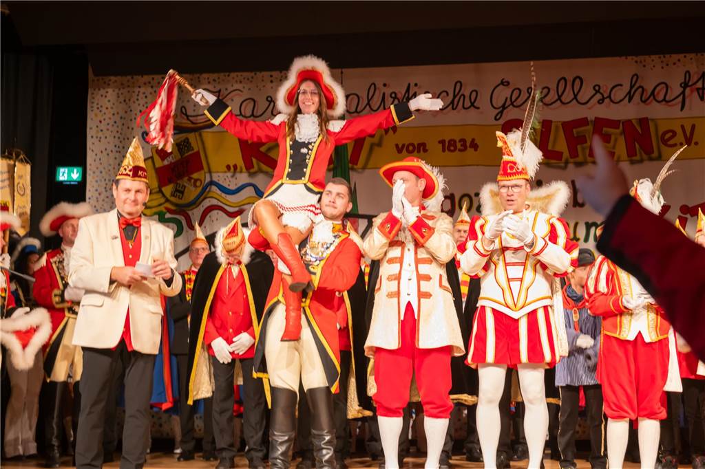 Die neue Karnevalssession in Olfen hat am 11.11. begonnen. Die KG Kitt hat ihr neues Dreigestirn mit Prinz Matthias Kortenbusch, Johann Matthias Geißler und Funkenmariechen Pia Wensing vorgestellt.