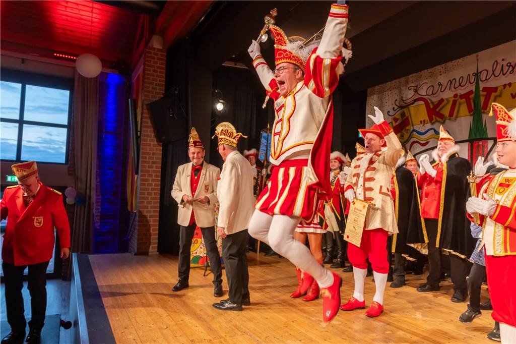 Die neue Karnevalssession in Olfen hat am 11.11. begonnen. Die KG Kitt hat ihr neues Dreigestirn mit Prinz Matthias Kortenbusch, Johann Matthias Geißler und Funkenmariechen Pia Wensing vorgestellt.