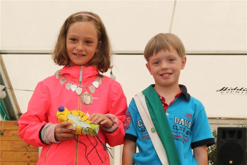 Das ist die neue Kinderschützenkönigin der Schützenbruderschaft St. Pankratius Die neue Kinderschützenkönigin heißt Leni Ausperger und hat mit dem 98. Schuss die Libelle von der Stange geholt. Sie hat sich Silas Berenbrock zu Ihrem Prinzgemahl erwählt.