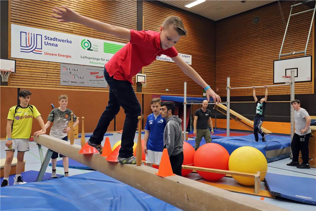 Geschicklichkeitsparcours mit Kindern in der neuen Kreissporthalle in Unna