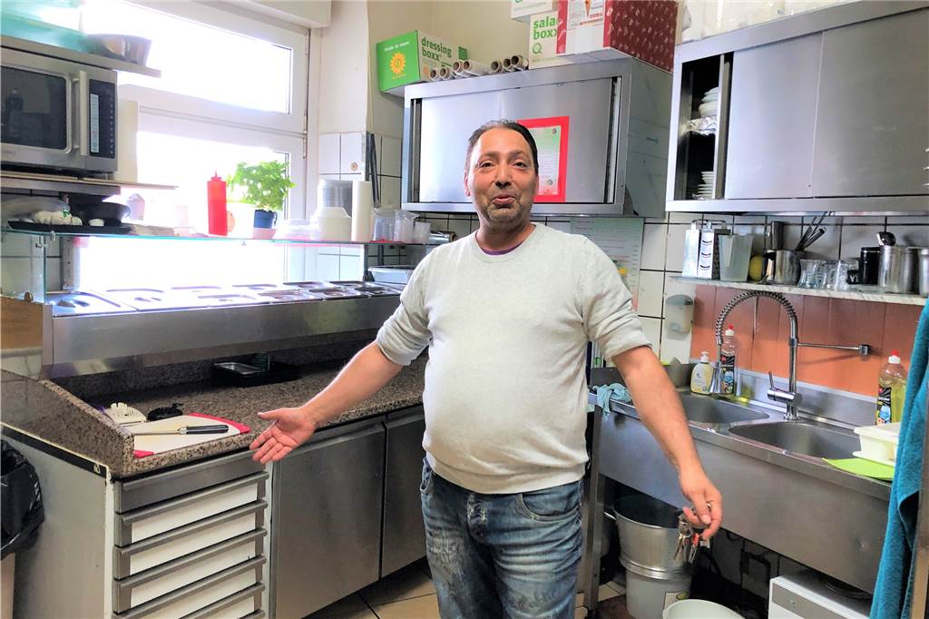 Spezialitäten aus Sizilien: Exklusiver Blick in Küche, Karte und Biergarten Die neue Küche ist Aldo Rifatis ganzer Stolz. Normalerweise trägt der 44-Jährige natürlich Arbeitskleidung.